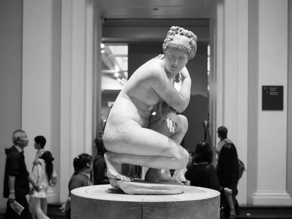 ロンドン イギリス Circa 2019年9月 黒と白の英国博物館での愛のヴィーナスアフロディーテ女神の古代の像 — ストック写真