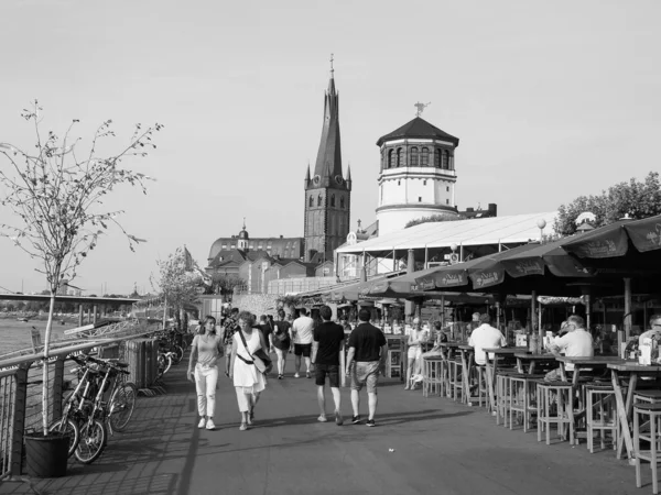 Düsseldorf Kirchenaugust 2019 Menschen Auf Der Rheinuferpromenade Der Altstadt Schwarz — Stockfoto