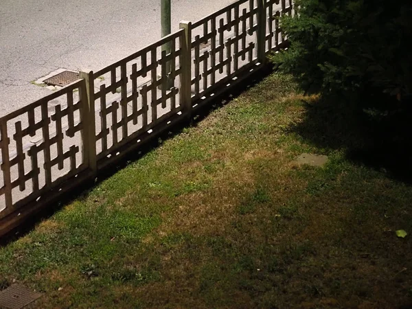 Betonzaun Trennt Straße Von Wiese Dramatischem Nachtlicht — Stockfoto