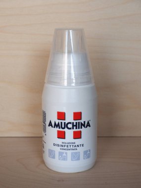 ROME, ITALY - CRCA HAZİRAN 2020: Amuchina el dezenfektanı jeli
