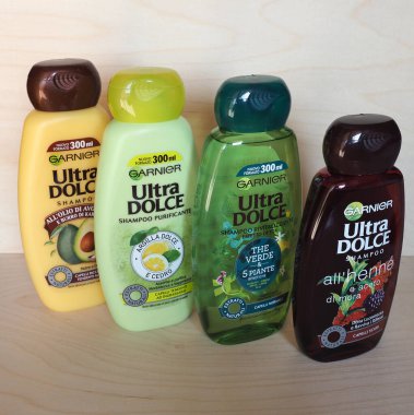 PARIS, FRANCE - CRCA HAZİRAN 2020: Garnier Ultra Dolce şampuan şişeleri serisi