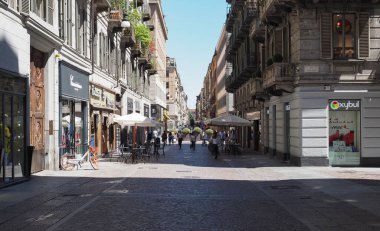 TURIN, İTALYA - CRCA HAZİRAN 2020: Via Lagrange Caddesi 'ndeki İnsanlar