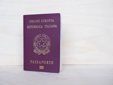 ROME, İtalya - CIRCA AĞOSTOS 2020: İtalya, Avrupa 'dan elektronik çipli İtalyan pasaport kimlik belgesi