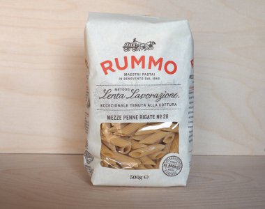 BENEVENTO, İTALYA - CIRCA HAZİRAN 2020: Rummo makarna kutusu