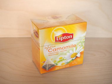 LONDON, UK - CRCA HAZİRAN 2020: Lipton Camomile infüzyon kutusu