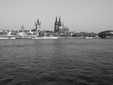 KOELN, GERMANY - CIRCA AĞUSTOS 2019: Siyah beyaz nehirden şehrin ufuk çizgisi