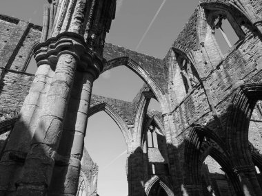 TINTERN, İngiltere - CIRCA SEPTEMBER 2019: Tintern Abbey (Galce Abaty Tyndyrn) harabeleri siyah beyaz