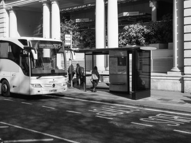 LONDON, İngiltere - CIRCA SEPTEMBER 2019: Londra 'ya giden yeşil hat otobüsü siyah beyaz otobüs durağından arıyor