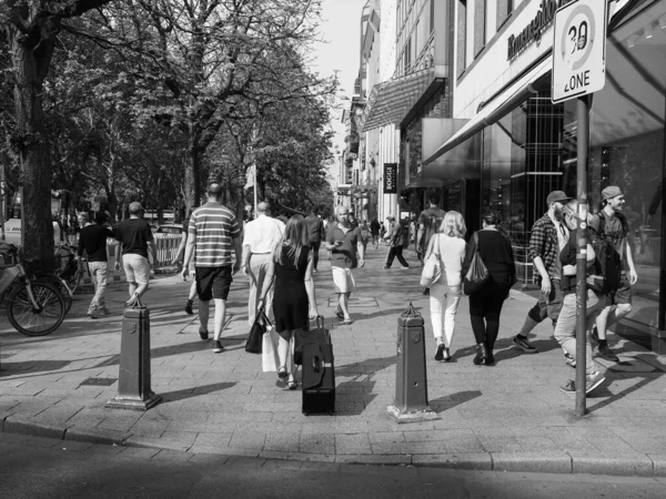 Duesseldorf Γερμανία Circa Αυγουστοσ 2019 Άνθρωποι Στο Koenigsallee High Street — Φωτογραφία Αρχείου