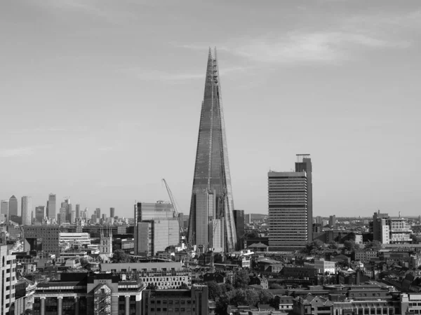 ロンドン イギリス Circa 2019年9月 イタリアの建築家レンゾ ピアノによって設計されたシャード超高層ビルは 黒と白の町で最も高い建物です — ストック写真