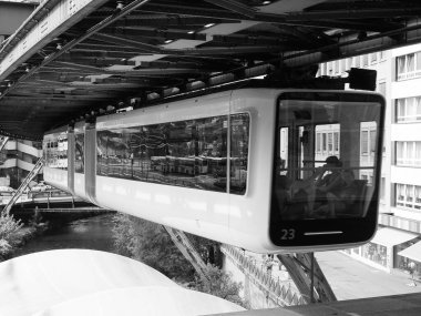 WUPPERTAL, GERMANY - CIRCA AUGust 2019: Wuppertaler Schwebebahn (anlamı Wuppertal Askılık Demiryolu) River Wupper üzerinde dünyanın en eski elektrikli demiryoludur.