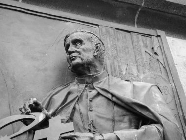 KOELN, GERMANY - CIRCA AUGust 2019: Papa 2. John Paul 'un Dünya Gençlik Günü logosunu siyah beyaz St. Peter Katedrali' ndeki Papa Benedict 'e devrettiği Dünya Gençlik Günü için bronz plaket