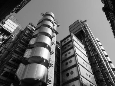 LONDON, UK - CIRCA SEPTEMBER 2019: Londralı Lloyd yüksek teknoloji gökdeleni mimarı Richard Rogers tarafından siyah beyaz olarak tasarlandı
