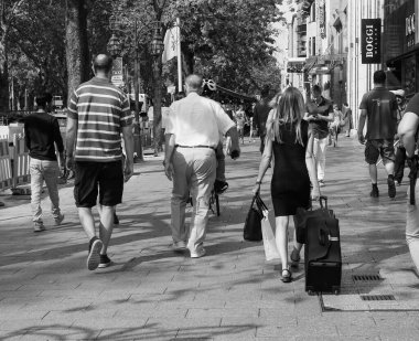 DUESSELDORF, GERMANY - CIRCA AĞUSTOS 2019: Koenigsallee ana caddesinde siyah beyaz insanlar