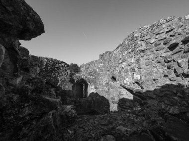 CHEPSTOW, İngiltere - CIRCA SEPTEMBER 2019: Chepstow Kalesi kalıntıları (Galce Castell Cas-gwent in Welsh) siyah beyaz