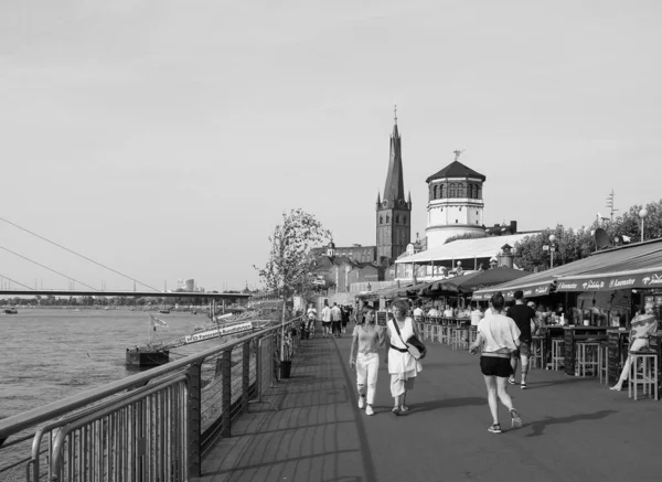 Duesseldorf Tyskland Circa August 2019 Människor Rheinuferpromenaden Stranden Floden Rhein — Stockfoto