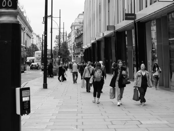 ロンドン イギリス Circa 2019年9月 黒と白の街の中心部の人々 — ストック写真