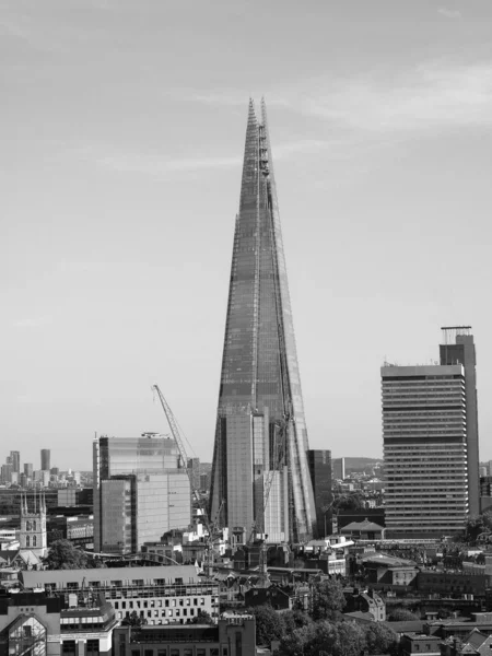 Circa 2019年9月 意大利建筑师Renzo Piano设计的碎片摩天大楼是全城最高的黑白建筑 — 图库照片