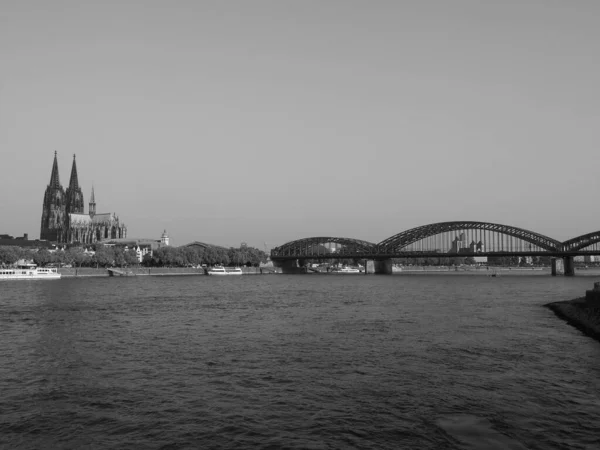 Koeln Germany Circa 8月2019 黒と白の川から都市のスカイラインの景色 — ストック写真