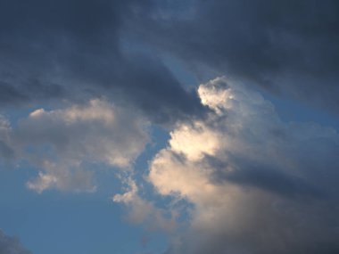 Arkaplan olarak kullanışlı bulutlu mavi gökyüzü