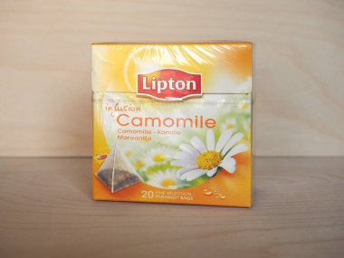 LONDON, UK - CRCA HAZİRAN 2020: Lipton Camomile infüzyon kutusu