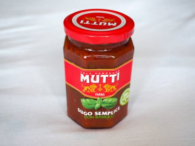 PARMA, ITALY - CIRCA AĞUSTOS 2020: Fesleğenli Mutti domates sosu kavanozu