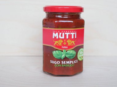 PARMA, ITALY - CIRCA AĞUSTOS 2020: Fesleğenli Mutti domates sosu kavanozu