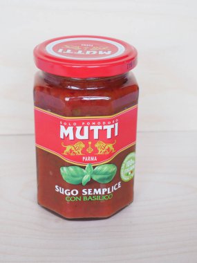 PARMA, ITALY - CIRCA AĞUSTOS 2020: Fesleğenli Mutti domates sosu kavanozu