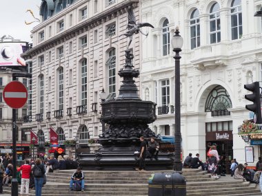 LONDON, UK - CRCA EPTEMBER 2019: Anteros heykeli ile Piccadilly Circus