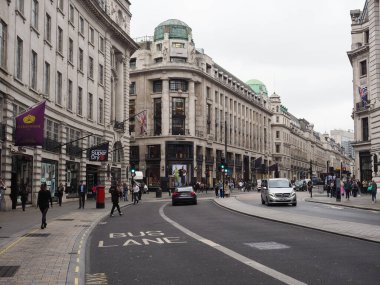 LONDON, İngiltere - CRCA EPTESİ 2019: Regent Caddesi 'ndeki İnsanlar