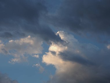 Arkaplan olarak kullanışlı bulutlu mavi gökyüzü