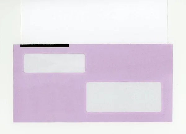 Koperta Fioletowym Papierem Przesyłki Pocztowej — Zdjęcie stockowe