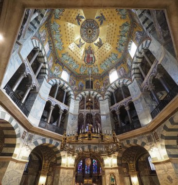 AÇEN, GERMANY - CRCA AĞUSTOS 2019: Aachener Dom Katedrali 'ndeki Şarlman Palatine Şapeli