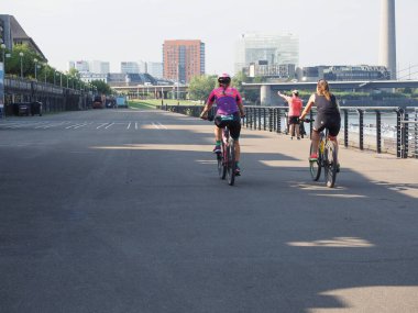 DUESSELDORF, GERMANY - CIRCA AĞOSTOS 2019: Altstadt 'taki Rhein nehrinin kıyısında Rheinuferpromenade (eski kasaba)
