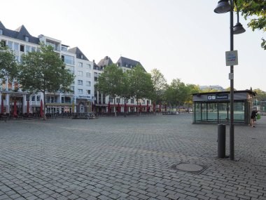 KOELN, GERMANY - CIRCA AĞUSTOS 2019: Altstadt 'taki Heumarkt Meydanı)