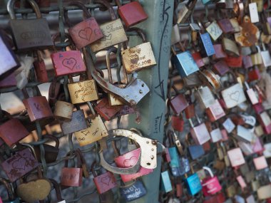 KOELN, GERMANY - CIRCA AUGust 2019: Hohenzollernbruecke 'deki Lovelocks (anlamı Hohenzollern Köprüsü) Rhein Nehri' ni geçmek