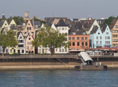 KOELN, GERMANY - CIRCA AĞUSTOS 2019: Nehirden şehrin ufuk çizgisi