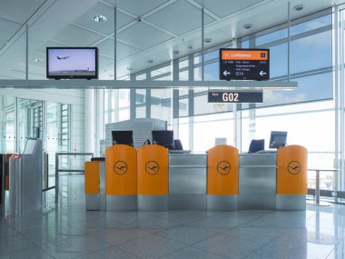 MUENCHEN, Almanya - CIRCA AĞUSTOS 2019: Muenchen Flughafen havaalanı kapısı