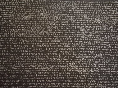 LONDON, İngiltere - CIRCA SEPTEMBER 2019: Britanya Müzesi 'nde Rosetta Stone stele kopyası Antik Mısır hiyeroglifleri, demotik yazılar ve Antik Yunan metinleriyle