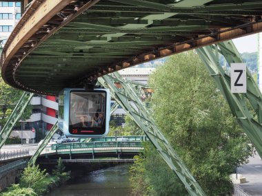 WUPPERTAL, GERMANY - CIRCA AUGust 2019: Wuppertaler Schwebebahn (anlamı Wuppertal Askılık Demiryolu) River Wupper üzerinde dünyanın en eski elektrikli demiryoludur.