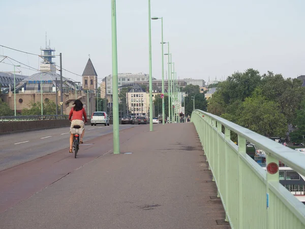 Koeln Německo Circa August 2019 Žena Kole Centru Města — Stock fotografie