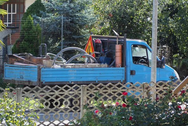 Blauwe Wegwerkzaamheden Vrachtwagen Met Gereedschap Verkeersborden — Stockfoto