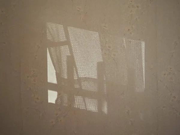 被太阳投射在墙上的窗帘的阴影 — 图库照片