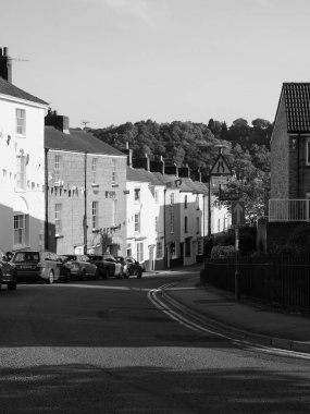 CHEPSTOW, İngiltere - CIRCA EPTEMBER 2019: Köprü Sokağı siyah beyaz renkli evler