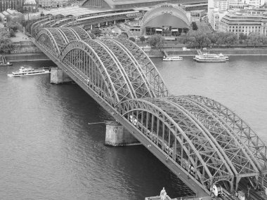 KOELN, GERMANY - CIRCA AUGust 2019: Hohenzollernbruecke (Hohenzollern Köprüsü) siyah beyaz Rhein Nehri 'ni geçer