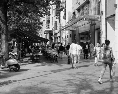DUESSELDORF, GERMANY - CIRCA AĞUSTOS 2019: Koenigsallee ana caddesinde siyah beyaz insanlar