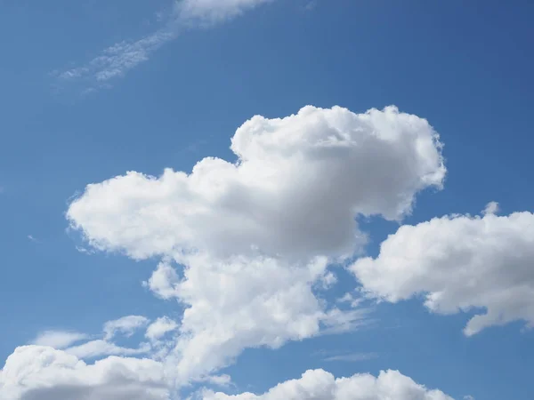 背景として役に立つ雲のある青空 — ストック写真