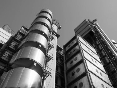 LONDON, UK - CIRCA SEPTEMBER 2019: Londralı Lloyd yüksek teknoloji gökdeleni mimarı Richard Rogers tarafından siyah beyaz olarak tasarlandı