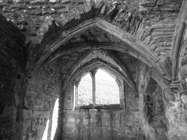 TINTERN, İngiltere - CIRCA SEPTEMBER 2019: Tintern Abbey (Galce Abaty Tyndyrn) harabeleri siyah beyaz