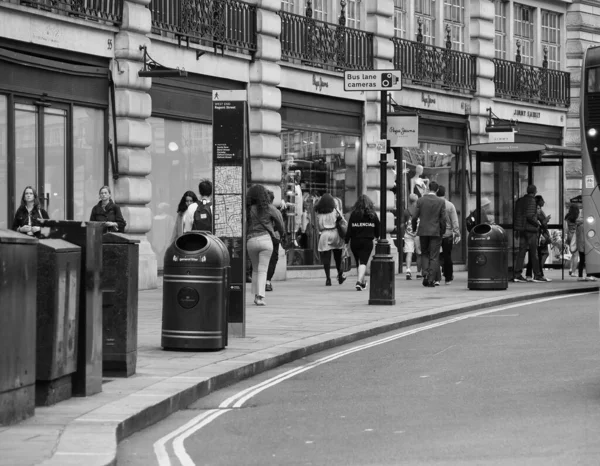 ロンドン イギリス Circa 2019年9月 黒と白の街の中心部の人々 — ストック写真